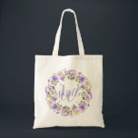 Bolso De Tela Monograma Floral Morado para Damas de Honor<br><div class="desc">Hermoso y femenino patrón floral de color púrpura y blanco. La parte delantera presenta una corona floral rústica con tu nombre en letras mayúsculas de color púrpura oscuro. El monograma de tu apellido está en letra itálica de color gris claro. La parte trasera luce un patrón floral general.</div>