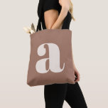 Bolso De Tela Monograma Inicial Retro Marrón Mocha Moderno y Neg<br><div class="desc">Una bolsa de mano audaz y contemporánea que presenta un fondo marrón mocha terroso con una llamativa letra minúscula blanca en tipografía moderna. Perfecta para el uso diario, compras, trabajo o como accesorio de declaración, este diseño llamativo combina el minimalismo con una estética retro. Ideal para amantes de la tipografía...</div>