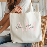 Bolso De Tela "Monograma minimalista rosa pastel personalizado<br><div class="desc">Eleva tu estilo diario con esta bolsa de tocador rosa pastel personalizada minimalista en monograma. Diseñada con una estética limpia y moderna, esta bolsa de tocador presenta su monograma o iniciales personalizados, lo que la hace única suya. Diseñado a partir de materiales duraderos, es perfecto para llevar lo esencial al...</div>