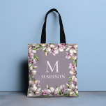 Bolso De Tela Monograma Monogramado Magnolia Floral Personalizad<br><div class="desc">Este elegante diseño presenta su nombre personalizado y su monograma rodeado por un marco de flores de magnolia. Personalizado editando el texto en las cajas de texto proporcionadas #tote #bags #totebags #accesorios #magnolia #floral #regalos #monograma #monogrammed #personalizedgifts</div>