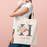 Bolso De Tela Monograma personalizado de floral de coral de Rubo<br><div class="desc">La elegante bolsa de tote personalizado presenta un caprichoso diseño de ramo floral de otoño con coloridas flores de acuarela, hojas y vegetación en tonos rosa rosa rubor, amarillo dorado, naranja de coral rojo y verde. Personaliza el texto gris oscuro y rojo naranja con un nombre de pila y una...</div>