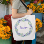 Bolso De Tela Monograma personalizado de flores violetas moradas<br><div class="desc">Este diseño fue creado a través del arte digital e incluye hermosas flores de color morado. Se puede personalizar eligiendo la opción de hacer clic en personalizar y cambiando el nombre, las iniciales o las palabras. También puede cambiar el color y estilo del texto o eliminar el texto para un...</div>
