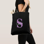 Bolso De Tela Monograma personalizado de lavanda minimal moderna<br><div class="desc">Esta moderna, elegante y minimalista bolsa negra tote es el accesorio personalizado perfecto para novias y damas de honor. Con una suave inicial de monograma de nombre en lavanda y el nombre en letra cursiva blanca, combina sofisticación y practicidad, ideal para los elementos esenciales del día de la boda o...</div>