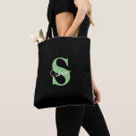 Bolso De Tela Monograma personalizado moderno minimalista verde<br><div class="desc">Esta elegante y minimalista bolsa negra tote moderna es el accesorio personalizado perfecto para novias y damas de honor. Con una suave inicial de monograma verde sage y el nombre en letra cursiva blanca, combina sofisticación y practicidad, ideal para los elementos esenciales del día de la boda o para llevar...</div>