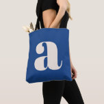 Bolso De Tela Monograma retro moderno cobalto azul negrita inici<br><div class="desc">Una bolsa de tetas audaz y contemporánea con un fondo azul profundo y una llamativa letra en minúscula blanca en la tipografía moderna. Perfecto para uso diario, compras, trabajo o como accesorio de declaración, este diseño llamativo combina minimalismo con una estética de inspiración retro. Ideal para los amantes de la...</div>