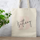 Bolso De Tela Monograma rosa Rubor elegante moderno<br><div class="desc">Un diseño de monograma manuscrito en un estilo elegante en una tipografía informal informal de escritura negra sobre una carta de tamaño superior rosa y negrita. El texto puede ser fácilmente personalizado para un diseño tan único como usted!</div>