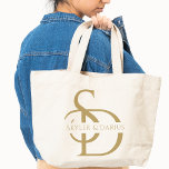 Bolso De Tela Monograma simple Boda personalizado con nombre<br><div class="desc">Hacer una impresión duradera con el Monograma simple Boda de oro personalizado con el nombre de la bolsa de oro, un regalo exquisito y práctico para la pareja boda. Esta elegante bolsa de tote, con un monograma de oro personalizado con las iniciales de la pareja, es la combinación perfecta de...</div>