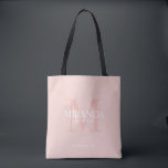 Bolso De Tela Monograma y nombre de la dama de honor personaliza<br><div class="desc">Añada un toque personal a su boda con el monograma y el regalo de nombre de la dama de honor. Este diseño presenta el nombre personalizado de la dama de honor con el título y la fecha boda en blanco y monograma en color rosa rubor como fondo, en estilo clásico...</div>