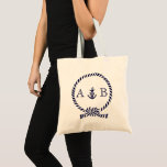 Bolso De Tela Monogramado de pista náutica azul de la marina y d<br><div class="desc">El diseño moderno y moderno incluye una cuerda náutica y un ilustracion de ancla,  y puede personalizarse con el monograma,  las iniciales,  el nombre o el texto de su elección para un regalo de primera clase.</div>
