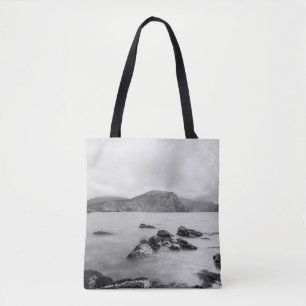 BOLSO DE TELA MONTAÑA GRIS Y NEGRA CERCA DEL AGUA CORPORAL
