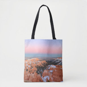 BOLSO DE TELA MONTAÑA ROCKY MARRÓN BAJO CIELO AZUL