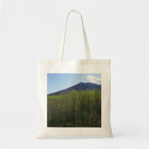 Bolso De Tela Montañas humeantes en el paisaje de primavera
