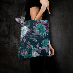 Bolso De Tela Moody Boho | Patrón púrpura profundo Verde azulado<br><div class="desc">Flores florales de inspiración gótica y oscura con un toque floral pintado a mano, con un tono de joya profundo, flores de acuarela adornadas con acentos botánicos de laurel. De la colección "Boho Bloom", esta magnífica distribución presenta ricas flores silvestres bohemias con flores radiantes y vegetación eucaliptus. Para otros colores...</div>