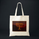 Bolso De Tela Moshe es Menorah<br><div class="desc">En la Torá Moshe Rabbenu se le dice: "Harás una Menora de oro puro, golpeada, la Menora será hecha, su base, su rama, sus goballes, sus pechos y sus flores serán martilladas de ella", y más tarde, "Mira, y construye, según su forma que te enseñan en la montaña". 25:40]. Rashi...</div>