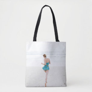 Bolso De Tela Mujer caminando cerca de la playa