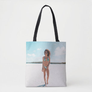 Bolso De Tela Mujer con bikini de pie sobre la arena