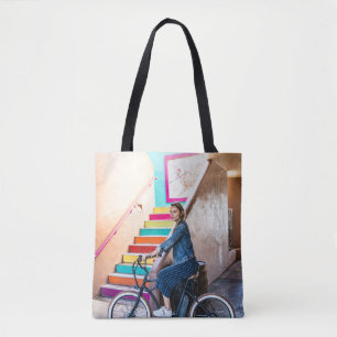 Bolso De Tela Mujer con chaqueta azul de denim y pantalones cort