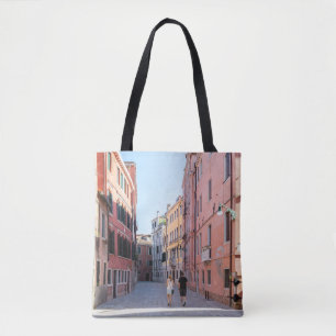 Bolso De Tela Mujer con chaqueta negra caminando por la acera en