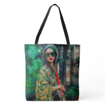 Mujer con gafas de sol verdes