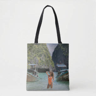 Bolso De Tela Mujer en cuerpo de agua entre botes marrones