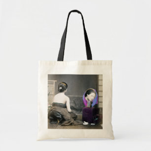 Bolso De Tela Mujer japonesa en habitación de vestir en 1870