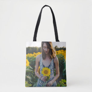 Bolso De Tela Mujer parada en el campo del girasol