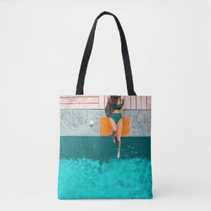 Bolso De Tela Mujer tendida al lado de la piscina por la mañana