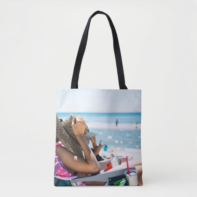 Bolso De Tela Mujer tirada en una tumbona cubriendo su cara con  (Anverso)