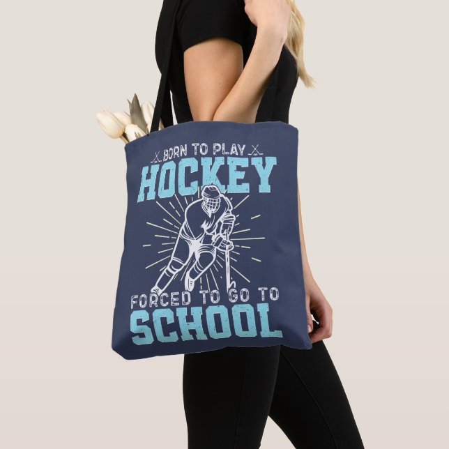Bolso De Tela Nacido Para Jugar Hockey Forzado A Ir A La Escuela (Detalle)
