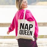 Bolso De Tela Nap Queen<br><div class="desc">¿A quién no le gustan las siestas? El diseño incluye "reina de la siesta" en texto negro limpio.</div>