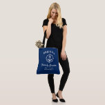 Bolso De Tela Nautical Anchor Family Reunion Naval azul y blanco<br><div class="desc">Una bolsa de tote con temática náutica muestra orgullosamente su nombre familiar, fecha de reunión y ubicación en un elegante guión de caligrafía con un elegante texto moderno. Este diseño presenta obras de arte de un ancla de un barco personalizado con un borde estilo brújula en blanco sobre azul marino...</div>