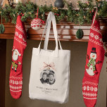 Bolso De Tela "Navidad Feliz personalizada con foto<br><div class="desc">"Celebra la temporada con esta bolsa de té navideña personalizada Merry Christmas, con tu foto personalizado. Esta bolsa versátil y festiva es perfecta para compras de vacaciones, regalos o uso diario. Añada una foto especial para que sea un regalo único y reflexivo que los amigos y la familia apreciarán durante...</div>