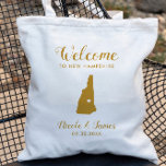 Bolso De Tela New Hampshire Map Boda Bag Welcome Bag, Gold<br><div class="desc">Boda de fin de semana bolso de regalo de bienvenida para huéspedes fuera de la ciudad a su boda,  con imagen de New Hampshire,  con el corazón que usted puede colocar en la ubicación precisa. Rellene el tote con sus dulces favoritos.</div>