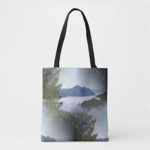Bolso De Tela Niebla nebulosa sobre las montañas...