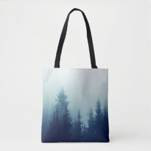 Bolso De Tela Niebla oxidada en el bosque de pinos en las ladera