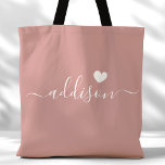 Bolso De Tela Niñera de honor estilo moderno Rosa agitado de cor<br><div class="desc">Este bolso de moda de teta presenta un hermoso fondo de rosa polvoriento adornado con un moderno guión y un delicado diseño cardíaco. El suave, elegante color y sofisticada tipografía lo convierten en un accesorio ideal para las damas de honor o para quien ame los diseños elegantes y de moda....</div>