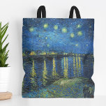 Bolso De Tela Noche estrellada sobre el Ródano | Vincent van Gog<br><div class="desc">Noche estrellada sobre el Ródano (1888) de Vincent van Gogh es un fascinante cuadro post-impresionista que capta una serena vista nocturna del río Ródano en Arles, Francia. Las obras de arte cuentan con un cielo azul profundo adornado con brillantes estrellas doradas y sus reflejos en el agua. En primer plano,...</div>