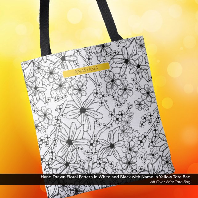 Bolso De Tela Nombre amarillo del patrón blanco floral dibujado  (Tote Bag: Hand Drawn Floral Pattern in Black White, Personalized with Name in Yellow)