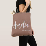 Bolso De Tela Nombre de guión personalizado Mocha Bachelorette P<br><div class="desc">Este bolso de tocador personalizado de la dama de honor es un regalo práctico y reflexivo que añade un toque elegante y personalizado a tu fiesta nupcial. Con un cálido tono neutro y elegantes letras en blanco para el nombre, junto con una fuente limpia y mínima sans-serif para el rol,...</div>