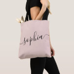 Bolso De Tela Nombre de guión personalizado rosado<br><div class="desc">Moda rosa y negro con etiqueta personalizada de bolso de té con nombre blanco personalizado o cualquier texto para regalos de dama de honor, fiestas de soltera, favores de cumpleaños y chicas viajes keepsakes, y regalo de graduación para adorable almacén de dormitorios y universidad. Perfecto para los deportes y el...</div>