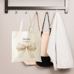 Bolso De Tela Nombre de la crema beige del arco de la novia<br><div class="desc">Decorada con un gran arco beige de color crema. Personalice y agregue el nombre de su dama de honor.</div>