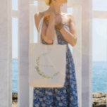 Bolso De Tela Nombre de la dama de honor de la flor de color de<br><div class="desc">La Boho Watercolor Flower Wreath Bridesmaid Name Tote Bag es un regalo delicioso y personalizado para las damas de honor. Decorado con un hermoso diseño de flores de flores de color agua, esta bolsa de tetas encarna el espíritu bohemio con un toque de elegancia. Cada bolsa puede ser personalizada con...</div>