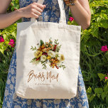 Bolso De Tela Nombre de la dama de honor del ramo botánico<br><div class="desc">Regalo moderno rústico de la mochila de tote de la dama de honor con flores de oro naranja y crema de marfil de otoño con hojas y follaje secos y un guión de tipografía de moda caprichosa. Personalízalo con su nombre en la parte delantera y con los nombres de la...</div>