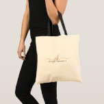Bolso De Tela Nombre de las iniciales del monograma de oro negro<br><div class="desc">Bolsa de tetas moderna y minimalista personalizada que incluye un moderno monograma o iniciales de escritura a mano y un nombre con colores editables en negro y oro para un elegante y elegante aspecto profesional. ASISTENCIA: Para obtener ayuda con la modificación o personalización del diseño, el cambio de color, el...</div>