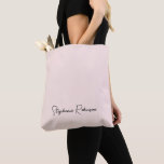 Bolso De Tela Nombre de monograma personalizado con letra script<br><div class="desc">Bolso de mano personalizado femenino minimalista simple con monograma de nombre en rosa rubor limpio. Este diseño presenta un nombre personalizado en una tipografía de firma con estilo de letra manuscrita cursiva bonita (o caligrafía) sobre un fondo rosa pastel polvoriento o rosa rubor claro. Un regalo femenino ideal para cumpleaños,...</div>