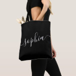 Bolso De Tela Nombre de script blanco negro personalizado<br><div class="desc">Moda con bolso de tote negro con nombre blanco personalizado o cualquier texto para regalos de dama de honor, fiestas de soltera, favores de cumpleaños y chicas de viaje keepsakes, y regalo de graduación para adorable almacén de dormitorios y la universidad. Perfecto para los deportes y el almacenamiento de los...</div>