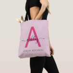 Bolso De Tela Nombre del Monograma de Giro de Guión Moderno Cali<br><div class="desc">Eleva tu estilo diario con este bolso de tote monograma personalizado. Con una impresionante letra rosa "A" y un guión elegante que personaliza tu nombre, este tote combina minimalismo moderno con un toque de niñez. Su amplio y duradero diseño lo convierte en el accesorio perfecto para cualquier ocasión, ya sea...</div>
