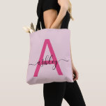 Bolso De Tela Nombre del Monograma de Giro de Guión Moderno Cali<br><div class="desc">Eleva tu estilo diario con este bolso de tote monograma personalizado. Con una impresionante letra rosa "A" y un guión elegante que personaliza tu nombre, este tote combina minimalismo moderno con un toque de niñez. Su amplio y duradero diseño lo convierte en el accesorio perfecto para cualquier ocasión, ya sea...</div>