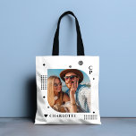 Bolso De Tela Nombre del monograma Foto de moda Simple Moderna<br><div class="desc">Nombre de Monograma Foto Trendy Simple Modern Tote Bags incluye una de tus fotos favoritas con tu nombre personalizado y monograma en elegante escritura negra. Personalice editando el texto en los cuadros de texto proporcionados. Perfecto para cumpleaños, Navidades, Día de la Madre, Día del Padre, hermana, primos, mejores amigos y...</div>