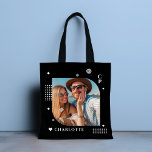 Bolso De Tela Nombre del monograma Foto de moda Simple Moderna<br><div class="desc">Nombre de Monograma Foto Trendy Simple Modern Tote Bags incluye una de tus fotos favoritas con tu nombre personalizado y monograma en un elegante guión en blanco. Personalice editando el texto en los cuadros de texto proporcionados. Perfecto para cumpleaños, Navidades, Día de la Madre, Día del Padre, hermana, primos, mejores...</div>